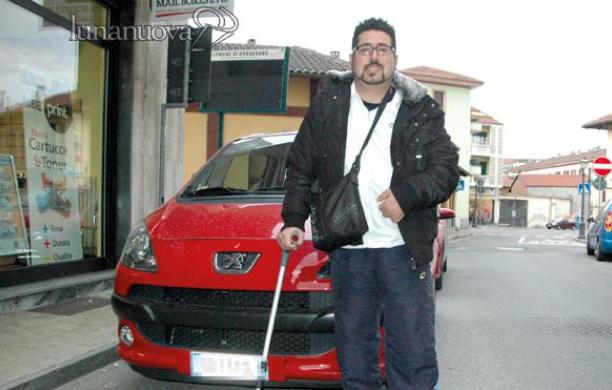 Dorme nell'auto in attesa della casa