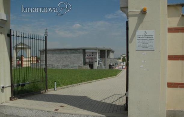 Cancelli e orari, rebus al cimitero