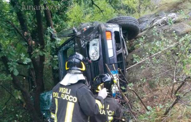 Auto precipita nel dirupo: anziano salvo per miracolo