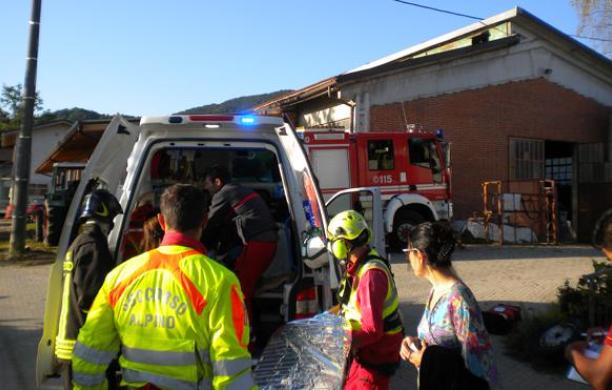 Accende la caldaia e viene investito dalle fiamme