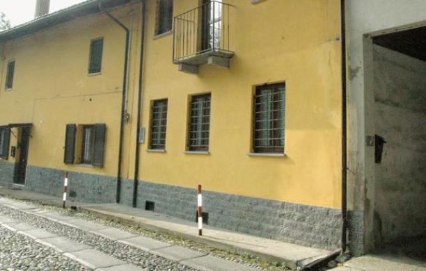 Pensionato riverso nel cortile di casa: caduto dalla scala
