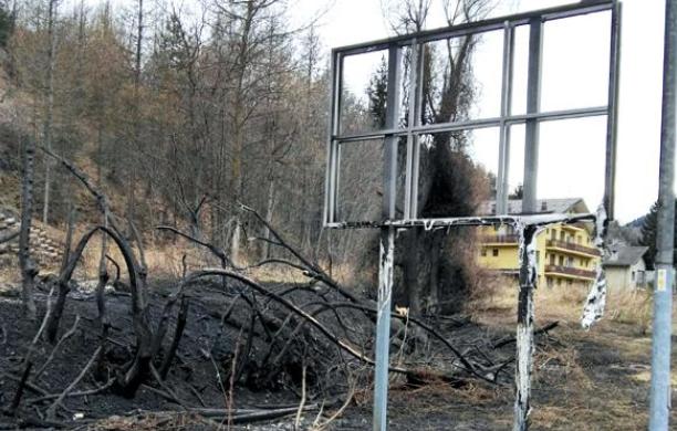 Fiamme a due passi dalle abitazioni: quattro ore per spegnere l'incendio