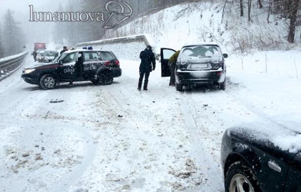 Cesana: scivola sulla neve e tampona i carabinieri