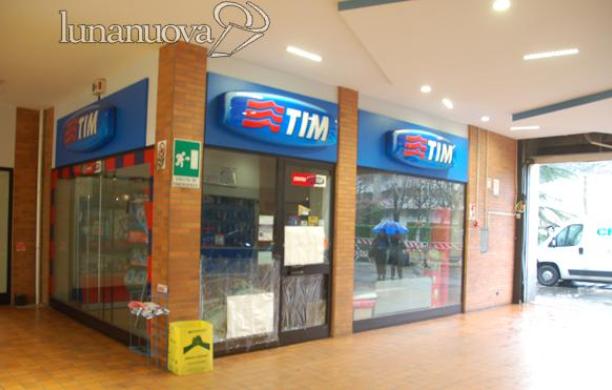 Furto al Centro Tim: distrutta l'entrata delle Torri