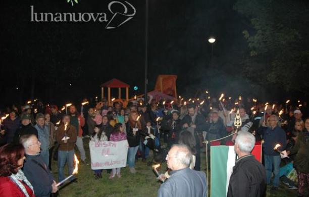 Dalla fiaccolata contro il vandalismo un messaggio civico da incorniciare