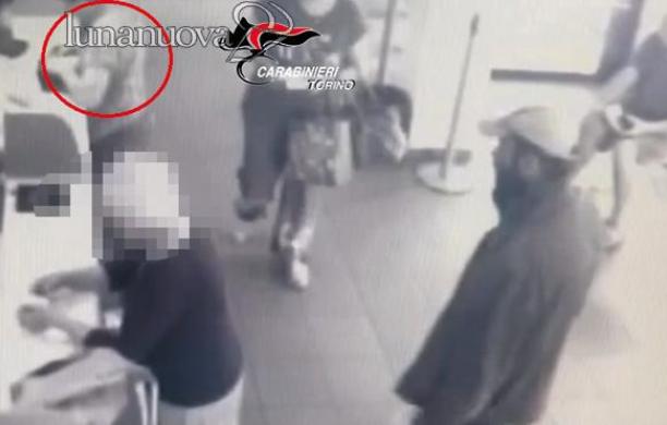 Seguiva le anziane in Posta e poi le rapinava: preso in flagrante