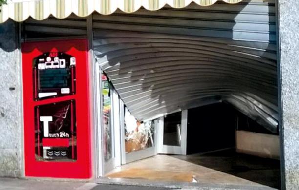 Auto usata come ariete: razzia alla tabaccheria