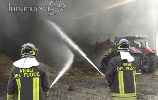 Avigliana, a fuoco le rotoballe: distrutto il fienile