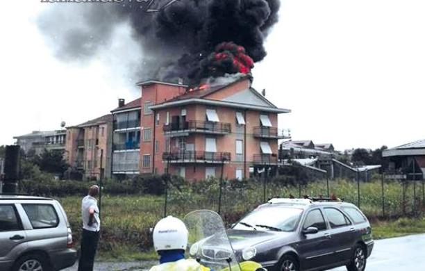 Grugliasco, fulmine su un condominio: le fiamme distruggono il sottotetto