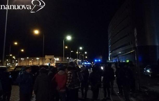 Presidio di protesta alla serata sull'Islam organizzata dalla Lega. Scatta la bagarre