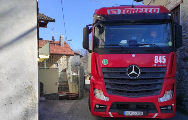 Tir incastrato tra le strade di Mattie
