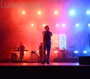 Tananai fa cantare le ragazza al Flowers Festival