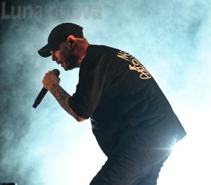 Fabri Fibra sale sul palco e scoppia il finimondo