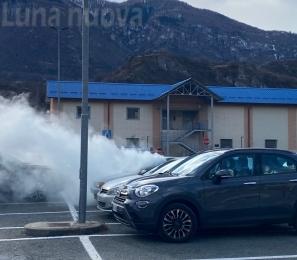 Susa, brucia un'auto nel piazzale Coop