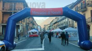 Bussoleno: la parata di Babbo Natale regala sorrisi nelle vie del centro