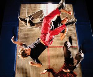 Un "Piccolo male" tutto da ridere: i finlandesi Race Horse Company al teatro Le Serre di Grugliasco