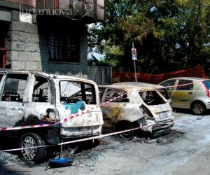 Cinque auto in fiamme nella notte nel cortile di un condominio