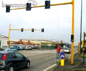 Orbassano, multato, misura il semaforo e fa ricorso: &laquo;&Egrave; troppo alto&raquo;