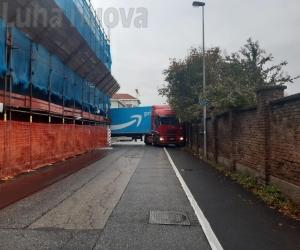 Grugliasco, autista tradito dal navigatore: traffico in tilt