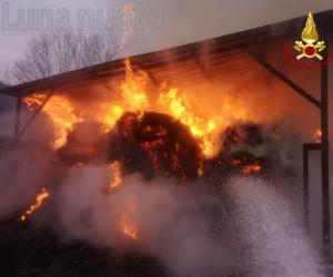 Villardora: rotoballe a fuoco in un maneggio