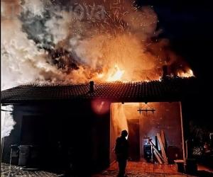 S.Antonino: tetto di una casa distrutto dalle fiamme