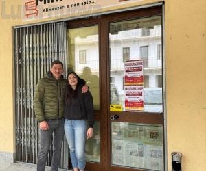 Valgioie, alimentari e pi&ugrave; servizi: il Minimarket riaperto con Sabina e Ovidiu
