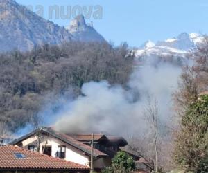 Avigliana: tetto in fiamme in un edificio di via Pontetto