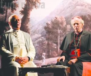 I due papi a confronto sul palco