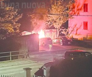Bussoleno: tre auto in fiamme nel cortile