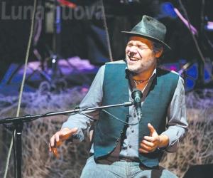 L&rsquo;Accademia dei Folli "Volta la carta" e rende omaggio a De Andr&egrave;