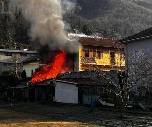 Borgone, a fuoco il laboratorio-deposito: tetto danneggiato, un alloggio inagibile