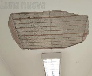 Caprie, cadono calcinacci e intonaco dai solai: Comune inagibile