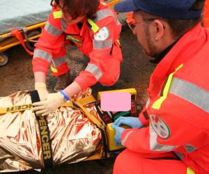 Collegno, malore in strada: salvato da tre infermieri del 118