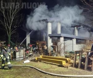 Chianocco: fiamme nel deposito di legname