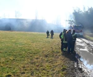 Collegno, incendio all'alba nella cascina