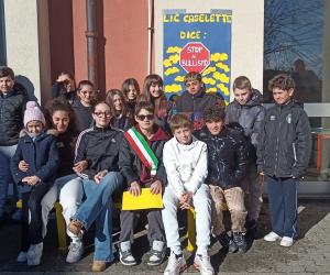 Caselette: seduti "in giallo" contro il bullismo