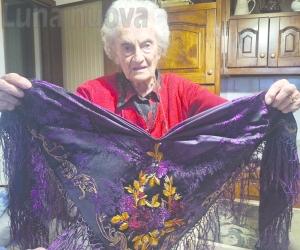 Storie di scialli: Augusta Marzo &egrave; l'archivio vivente delle savoiarde