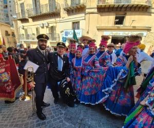 Giaglione: banda e spadonari tra i mandorli in fiore