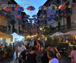 Giaveno, grande festa "Sotto un cielo di ombrelli"