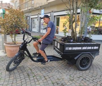 Dall'Olanda in bici a mezza Europa per donare tante piantine