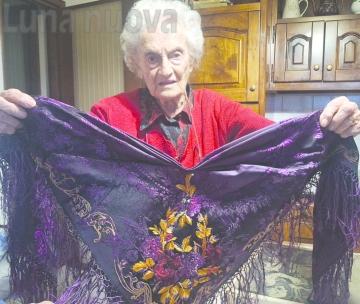 Storie di scialli: Augusta Marzo &egrave; l'archivio vivente delle savoiarde