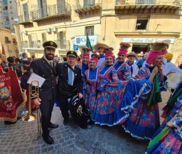 Giaglione: banda e spadonari tra i mandorli in fiore