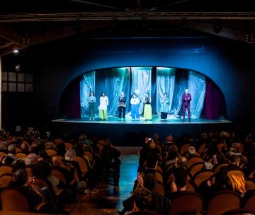 &lsquo;Camaleontika&rsquo; come una fenice risorge in teatro