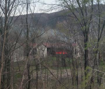 Condove: tre mezzi in fiamme nel capannone vicino al Gravio