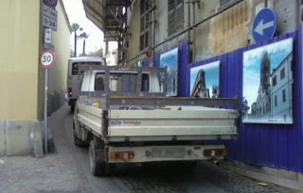 Pedoni a rischio in centro storico