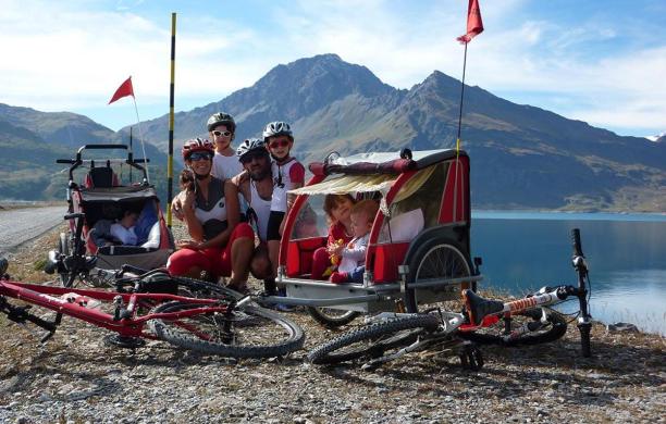 Marco pedala insieme alla famiglia