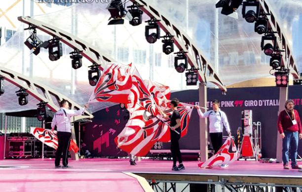 Cirko Vertigo e Sbandieratori in rosa, vigilia del Giro in salsa grugliaschese 