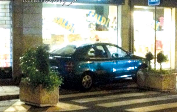 Auto finisce sul marciapiede: tragedia sfiorata in via Alfieri