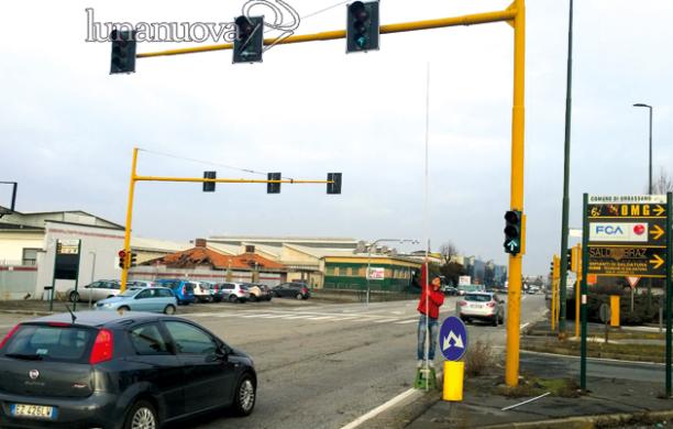 Orbassano, multato, misura il semaforo e fa ricorso: &laquo;&Egrave; troppo alto&raquo;