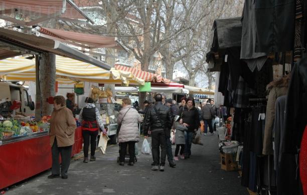 Grugliasco, anziano d&agrave; in escandescenze e aggredisce i vigili tra i banchi del mercato